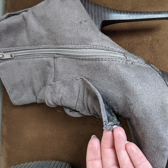 🔥LAST CHANCE - DONATING Sept 4/22🔥 Reign Pump Heel Booties, size 7 - Picture 5 of 6